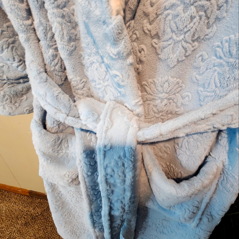 CASA ZETA-JONES Soft Plush Robe - Picture 5 of 12